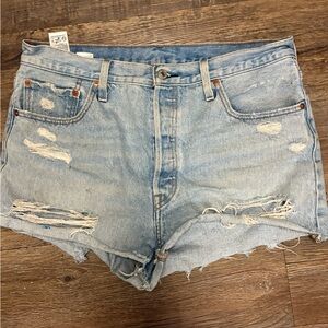 SOLD‼️‼️‼️‼️‼️‼️‼️‼️‼️Levi's 501 Women’s Light Blue Distressed Denim Shorts